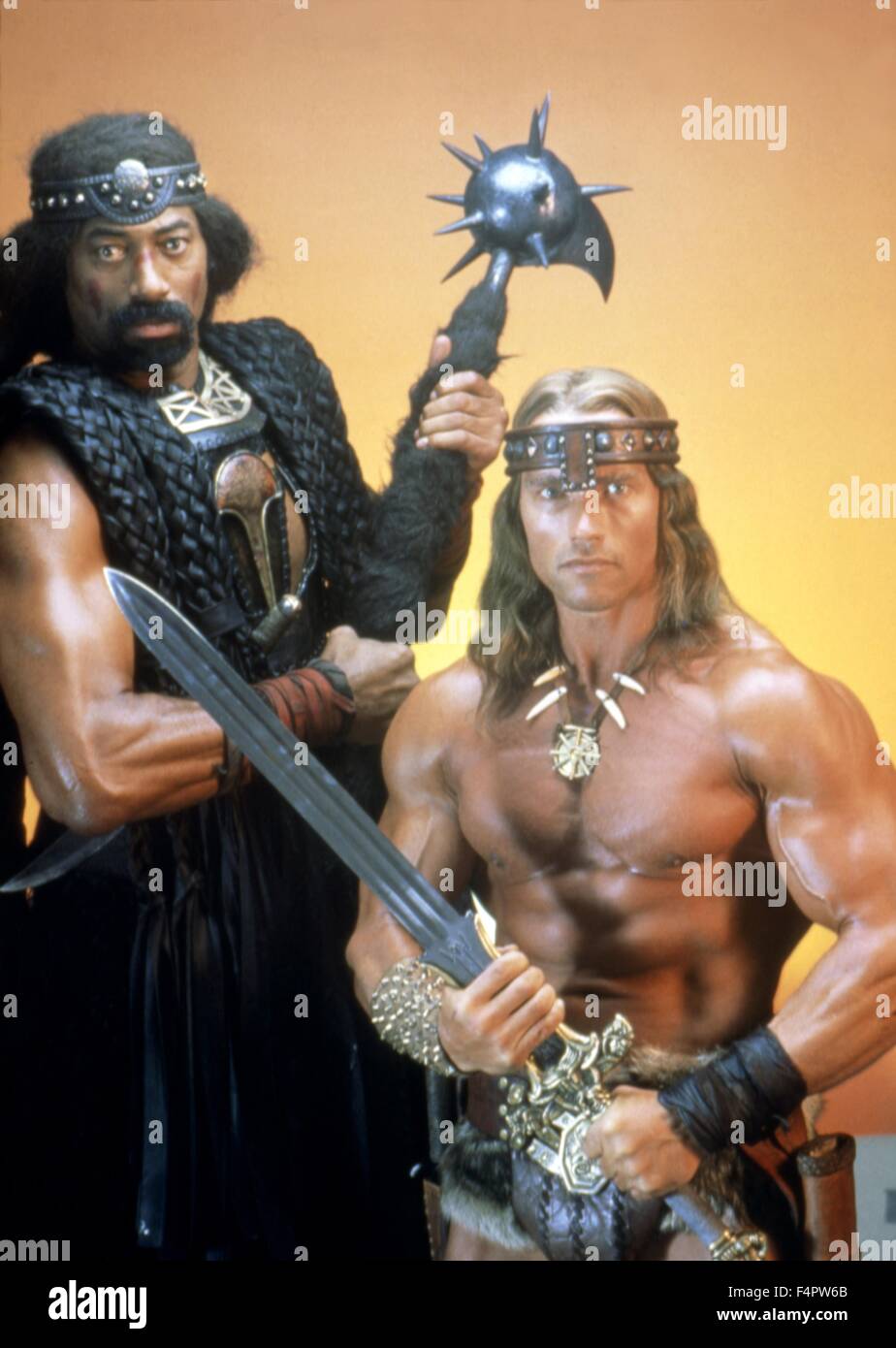 Wilt Chamberlain and Arnold Schwarzenegger / Conan the Destroyer / 1984 directed by Richard Fleischer  [Dino De Laurentis / Universal Pi] Stock Photo