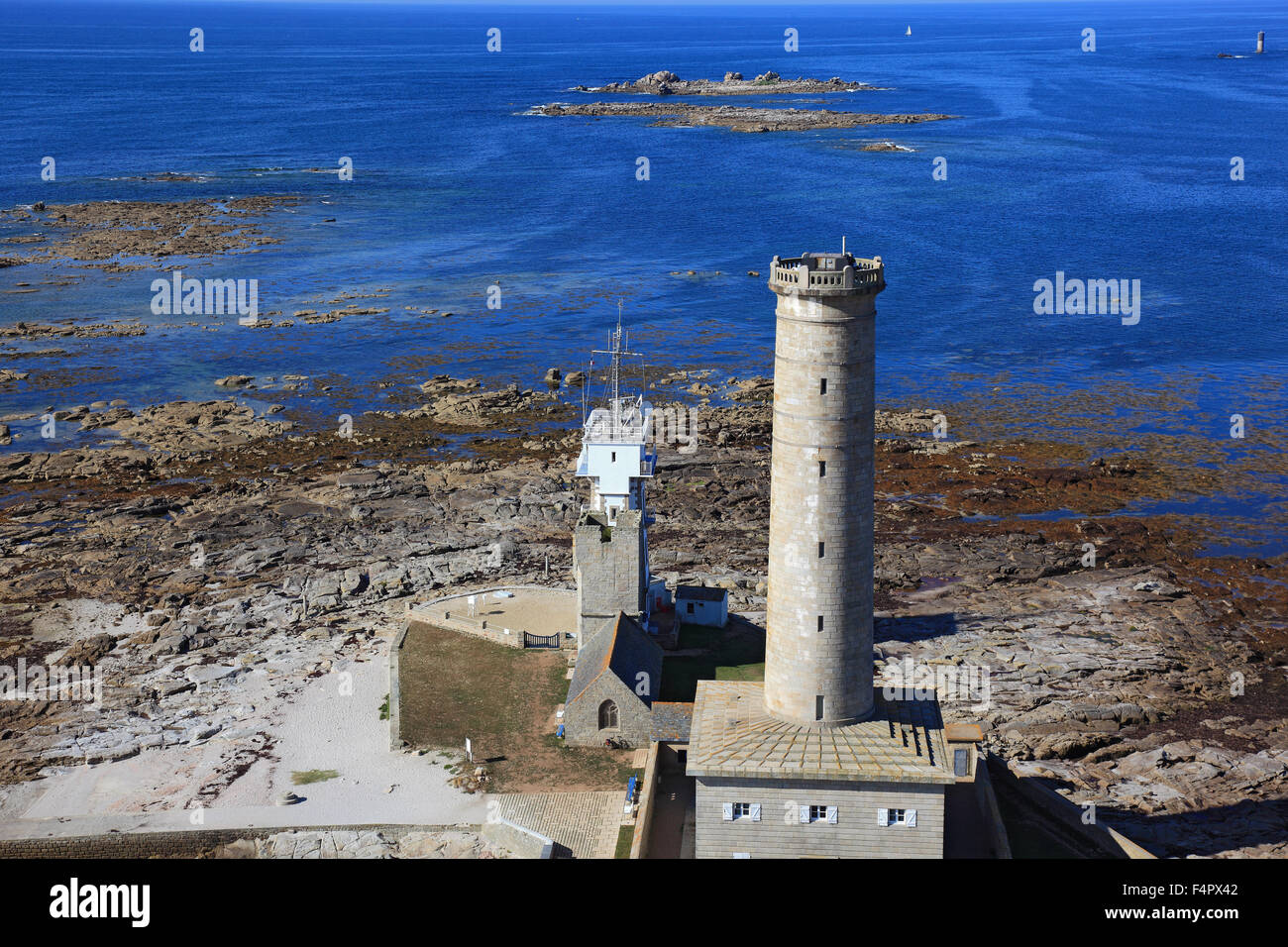 France, Brittany, view from the lighthouse Phare Echmuehl auf das Leuchtfeuer Vieille tour, die Kapelle Saint-Pierre Calvary and Stock Photo