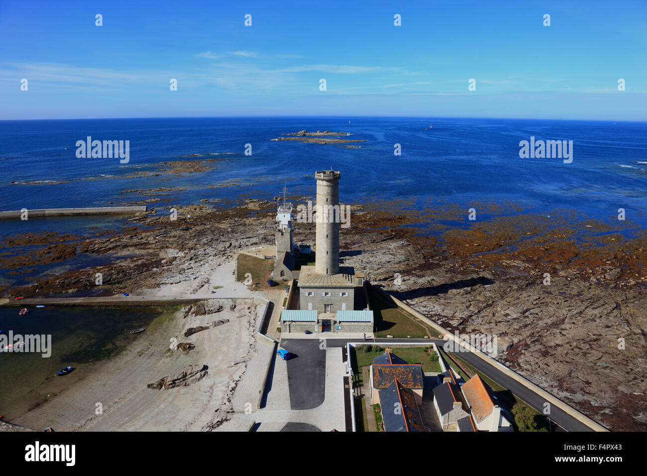 France, Brittany, view from the lighthouse Phare Echmuehl auf das Leuchtfeuer Vieille tour, die Kapelle Saint-Pierre Calvary and Stock Photo