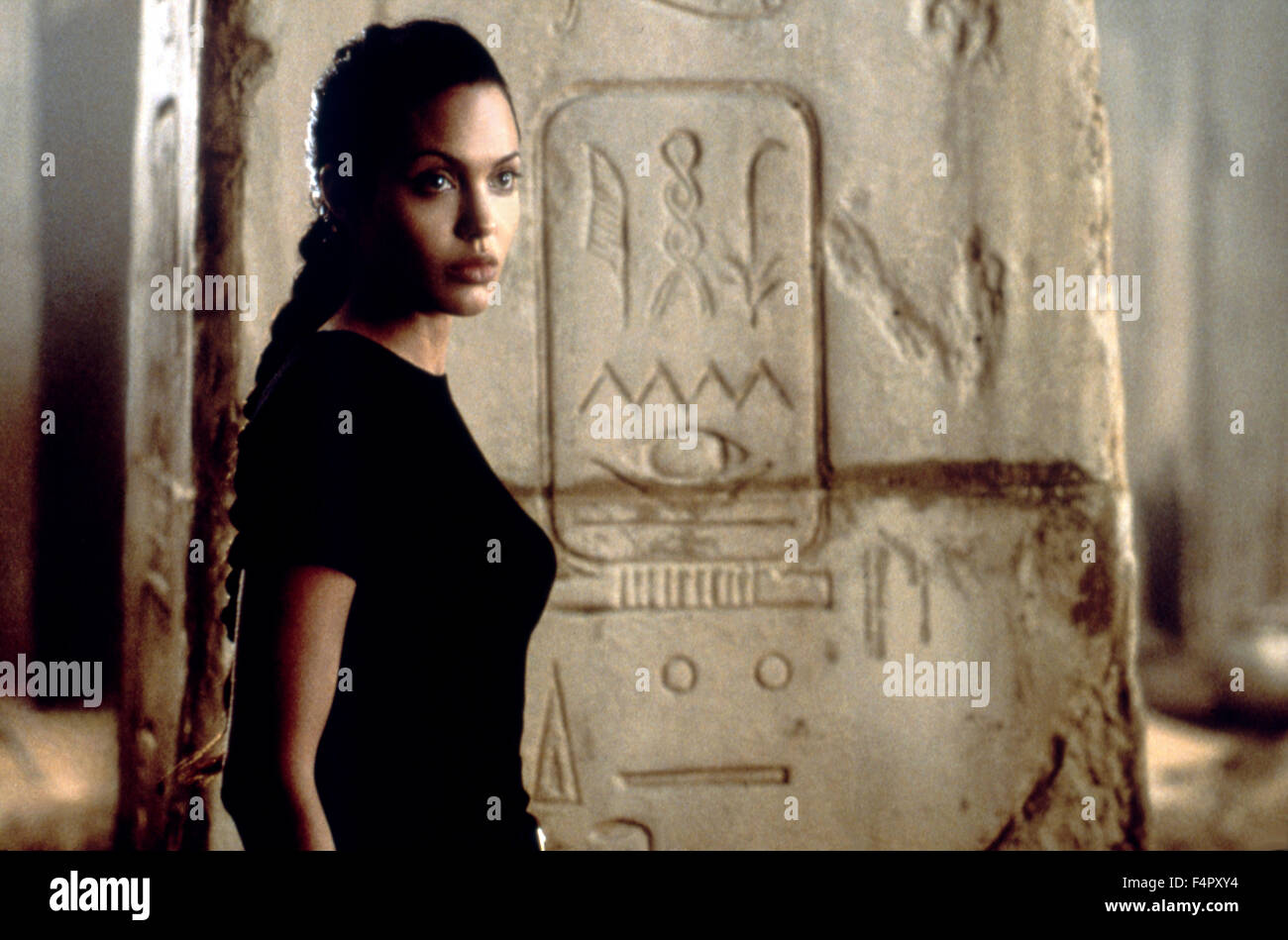 Tomb Raider Angelina Jolie © 2001 Paramount Stock Photo - Alamy