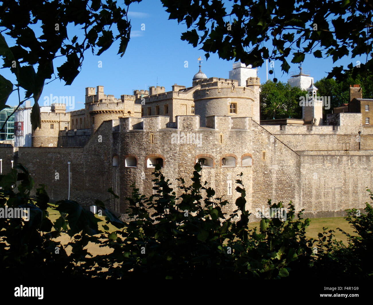 Tower of london moat hi-res stock photography and images - Alamy