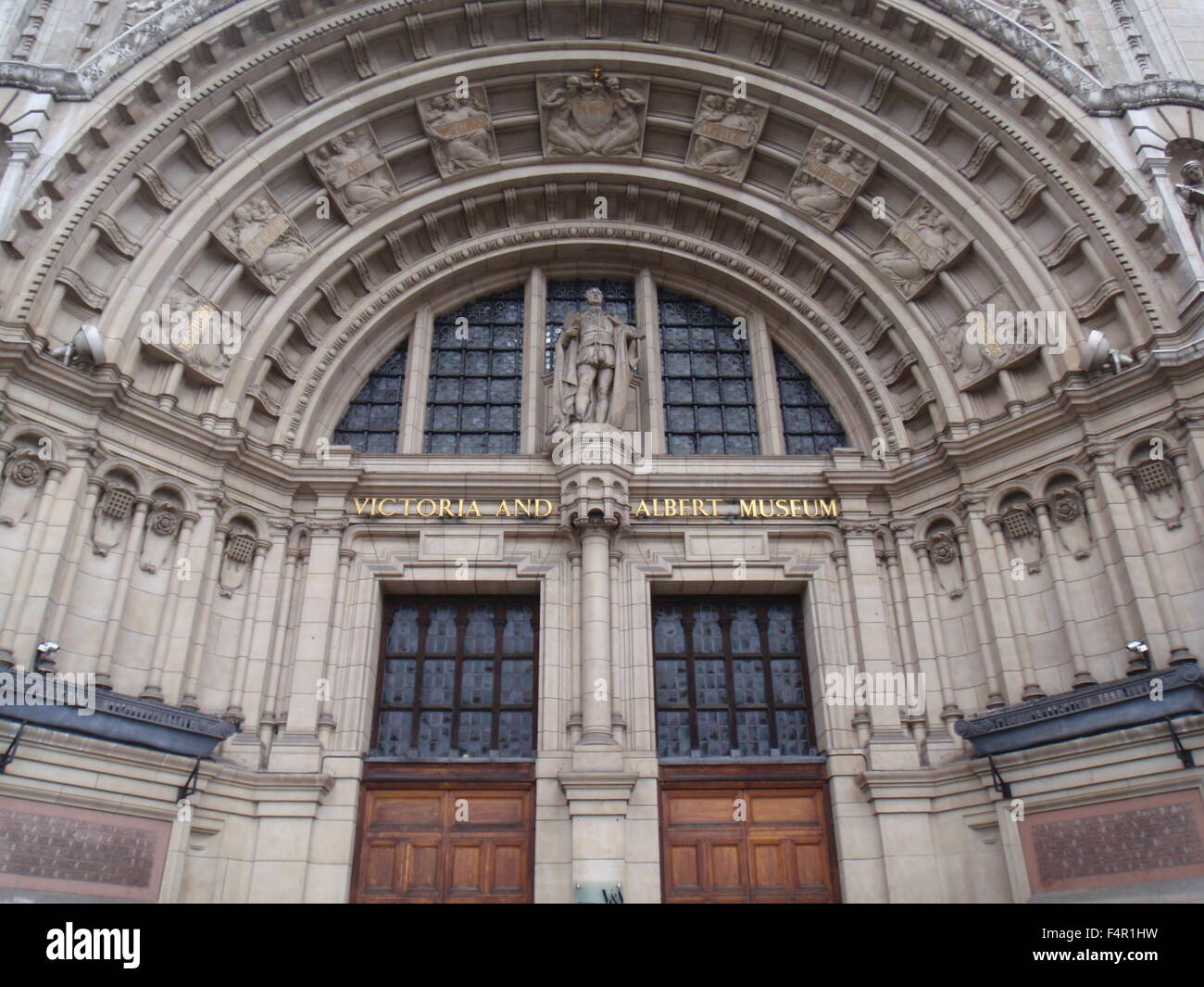 Entrance To The Victoria And Albert Museum Stock Photo - Download Image Now  - Victoria And Albert Museum - London, London - England, Building Exterior  - iStock