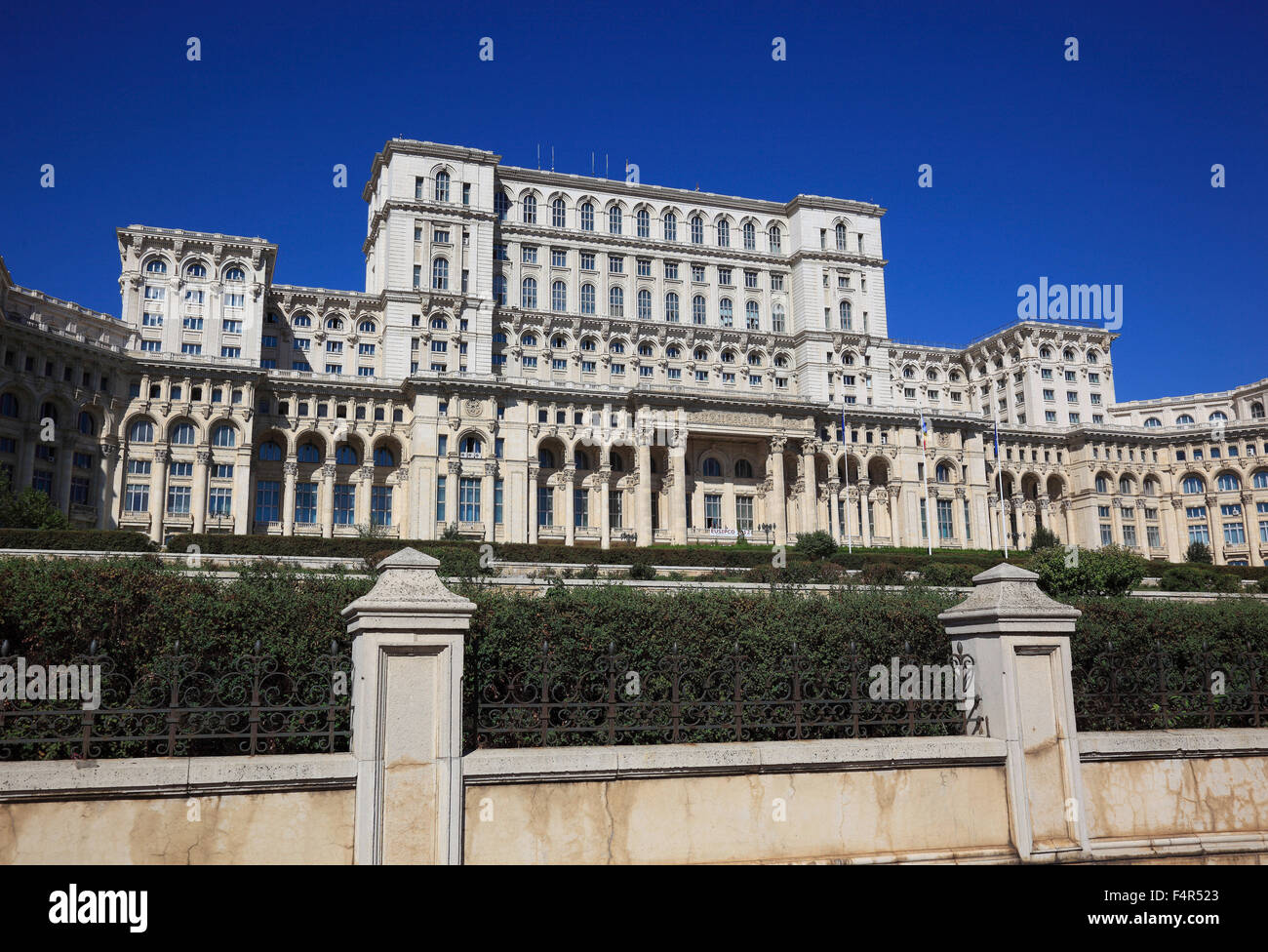largest-administrative-building-in-the-world-most-expensive