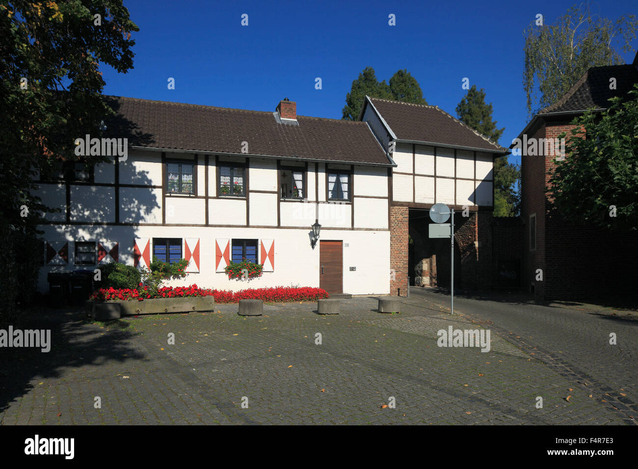 Schlossplatz und Schlosstor am Alten Schloss in Grevenbroich, Niederrhein, Nordrhein-Westfalen Stock Photo