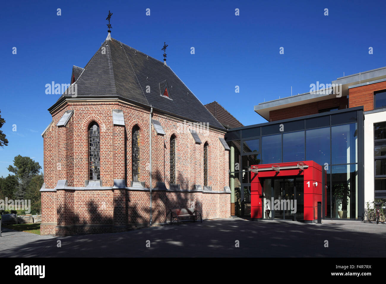 Backsteinkapelle St. Josef und Eingang zum Seniorenwohnstift St. Martinus in Grevenbroich-Wevelinghoven, Niederrhein, Nordrhein-Westfalen Stock Photo