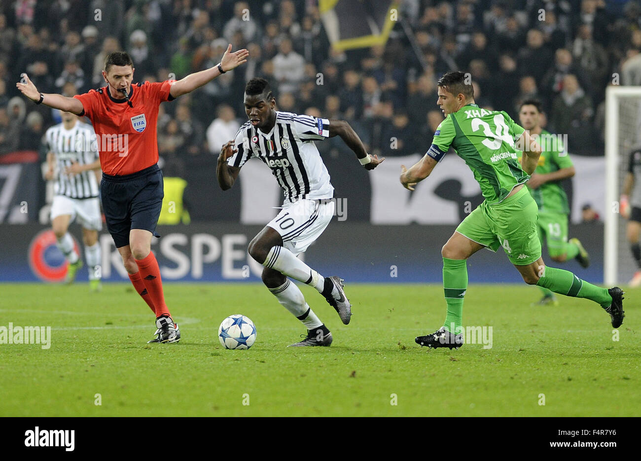 Turin, Italy. 21st Oct, 2015. Granit Xhaka (R) of Moenchengladbach and Paul Pogba of Juventus vie for the ball next to referee Craig Thomson (L) of Scotland during the UEFA Champions League Group D soccer match between Juventus F.C. and Borussia Moenchengladbach at Juventus Stadium in Turin, Italy, 21 October 2015. Photo: Stefano Gnech/dpa/Alamy Live News Stock Photo