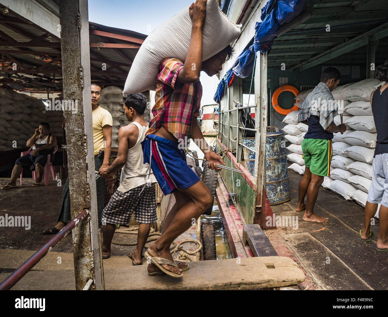 Jack up barges hi-res stock photography and images - Alamy