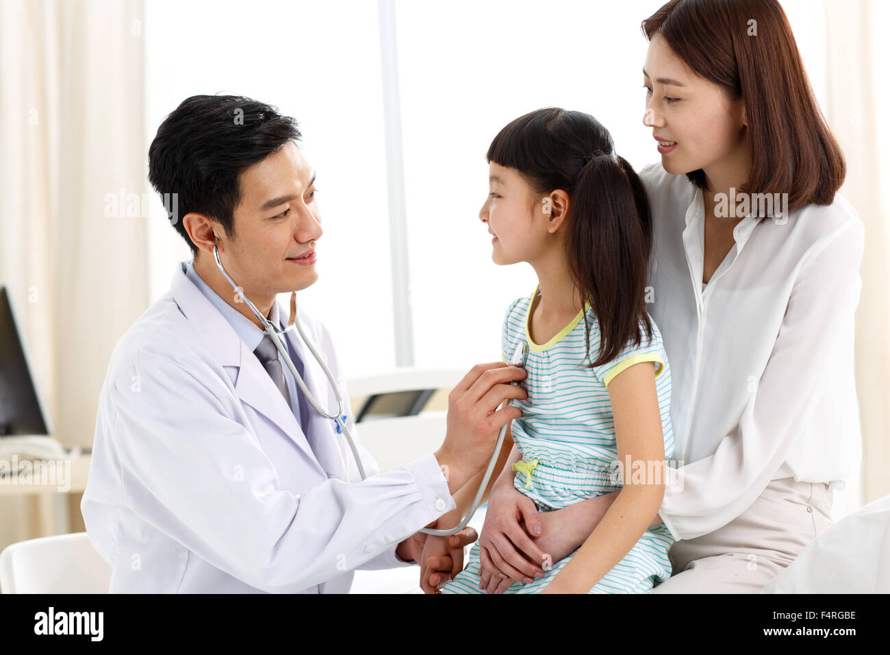 Doctor treating patient hires stock photography and images Alamy