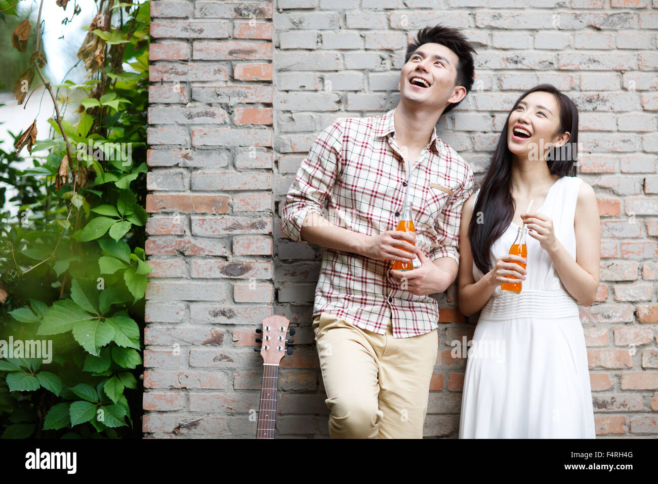 Happy young couple juice hi-res stock photography and images - Alamy