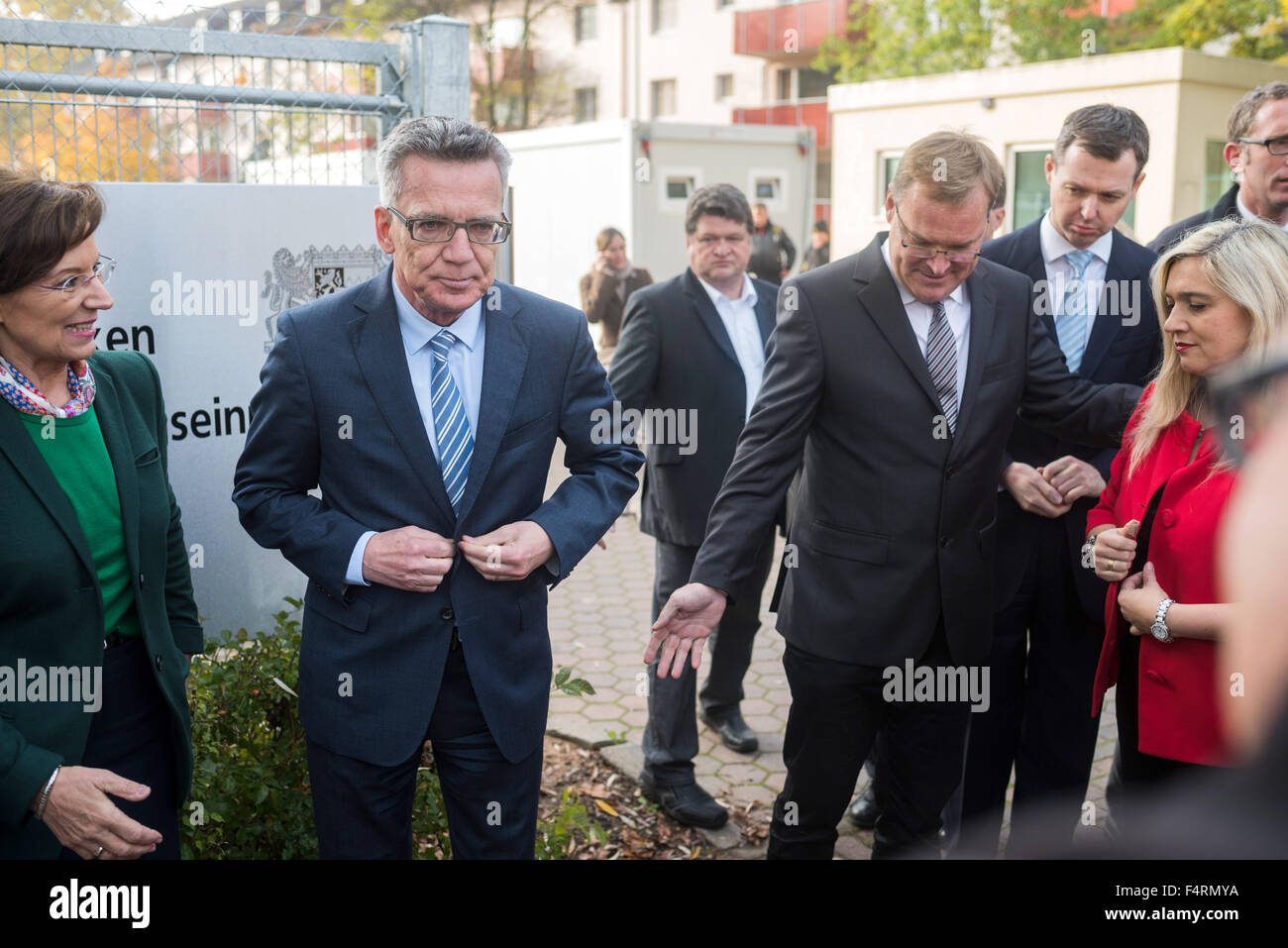 Bamberg, Germany. 22nd Oct, 2015. German Interior Minister Thomas de Maiziere (2.f.L) arrives with Bavarian State Minister for Family and Social Affairs Emilia Mueller (L), Mayor of Bamberg Andreas Starke (2.f.R.), and the Bavarian State Minister for Health Melanie Huml (R) for a press conference in Bamberg, Germany, 22 October 2015. De Maiziere is visiting the repatriation center for Balkan refugees in Bamberg. Photo: NICOLAS ARMER/dpa/Alamy Live News Stock Photo