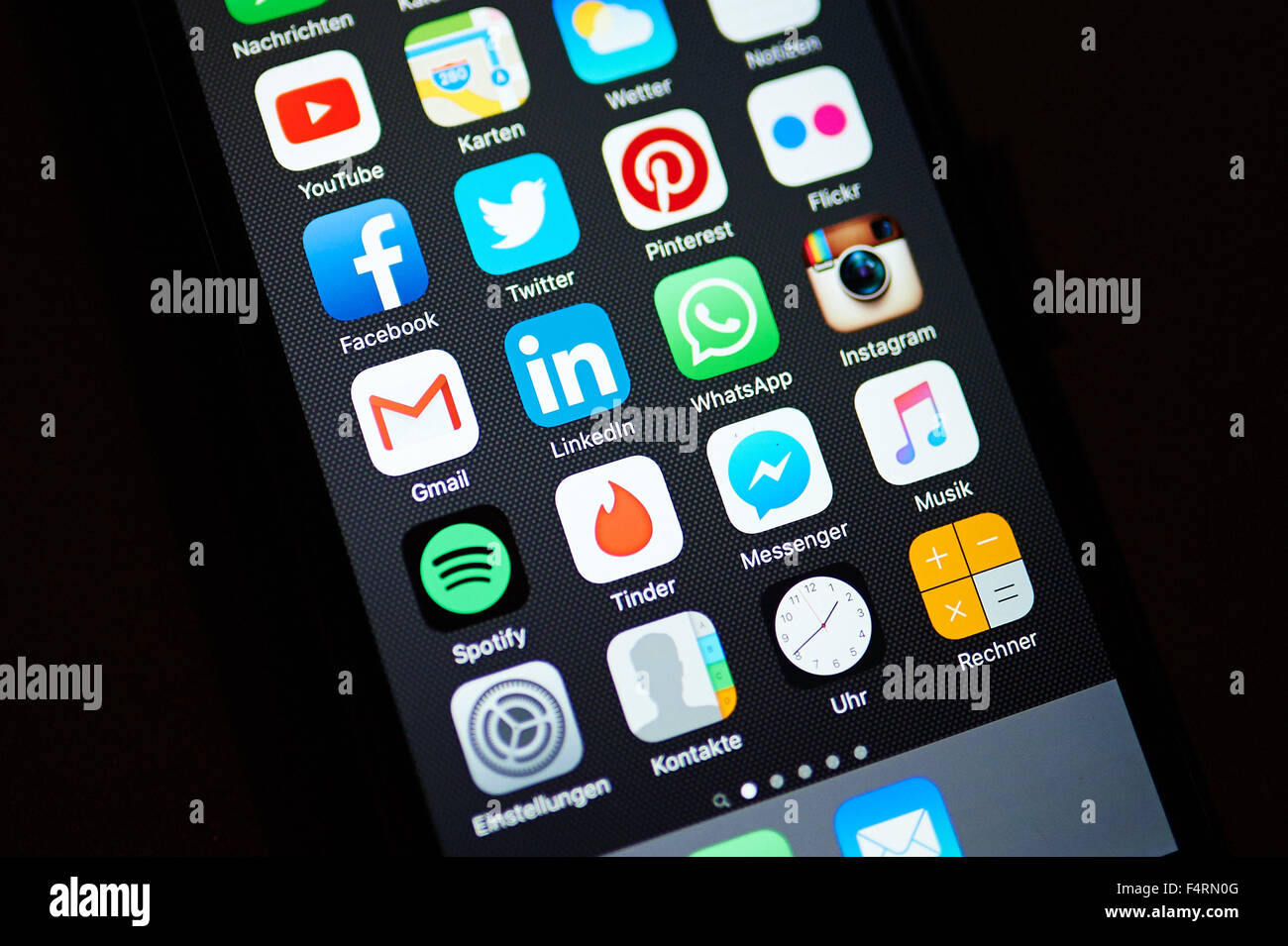 Displaying social media network apps on the screen of an iPhone 6 in Berlin on 21 Ocotber 2015. Photo: picture alliance /Robert Schlesinger Stock Photo
