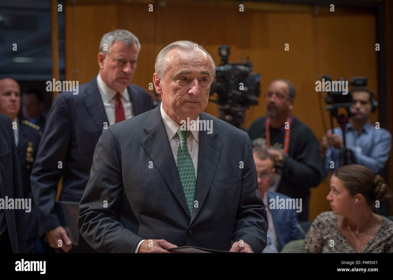 New York, NY, USA. 21st Oct, 2015. NYPD Police Commissioner WILLIAM BRATTON and Mayor BILL DE BLASIO deliver an update on the murder of Police Officer Randolph Holder Wed., Oct. 21, 2015 at 1 Police Plaza. Credit:  Bryan Smith/ZUMA Wire/Alamy Live News Stock Photo