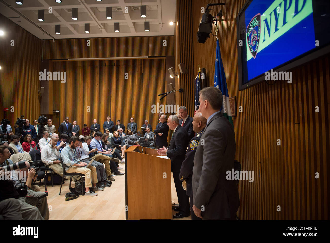 New York, NY, USA. 21st Oct, 2015. NYPD Police Commissioner WILLIAM BRATTON and Mayor BILL DE BLASIO deliver an update on the murder of Police Officer Randolph Holder Wed., Oct. 21, 2015 at 1 Police Plaza. Credit:  Bryan Smith/ZUMA Wire/Alamy Live News Stock Photo