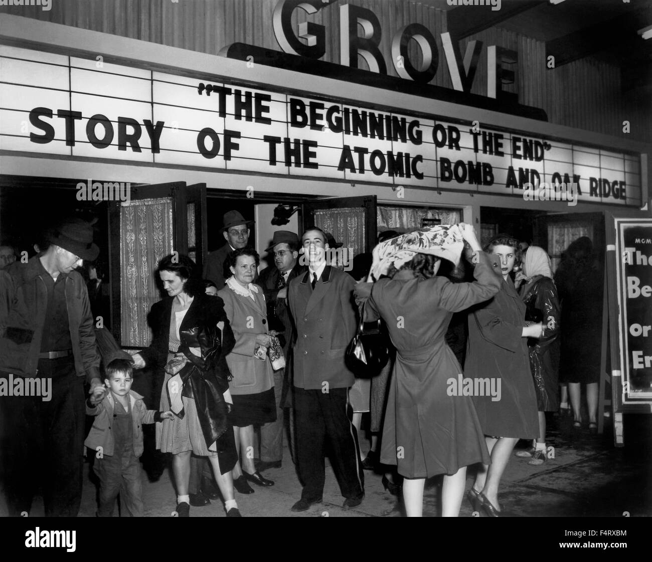 Oak Ridge's Grove Theater shows 'The Beginning or The End'. 1st March 1947. The town of Oak Ridge was established by the Army Co Stock Photo
