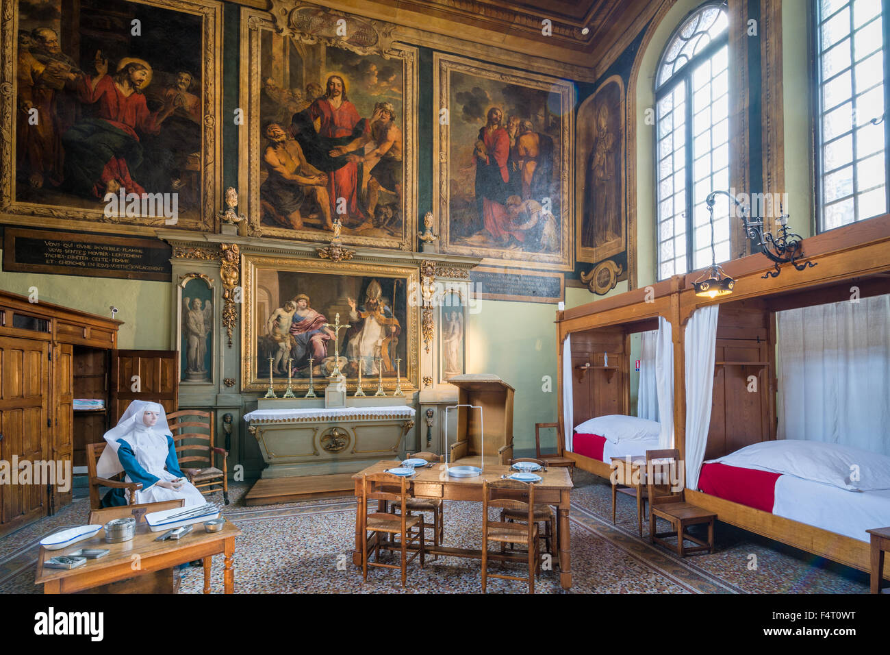 A lavish hotel room in a luxury hotel in Beaune, Burgundy, France, with a  Queen bed, sitting area, and chandelier Stock Photo - Alamy