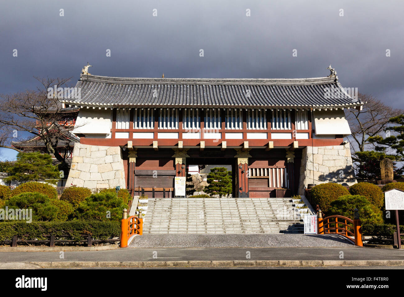 Japan Kyoto Fushimi Castle Yaguramon Entrance Gate Gate With Turret Watariyagura Style Dark Storm Clouds Overhead Sunlight On Gate Contrast Stock Photo Alamy
