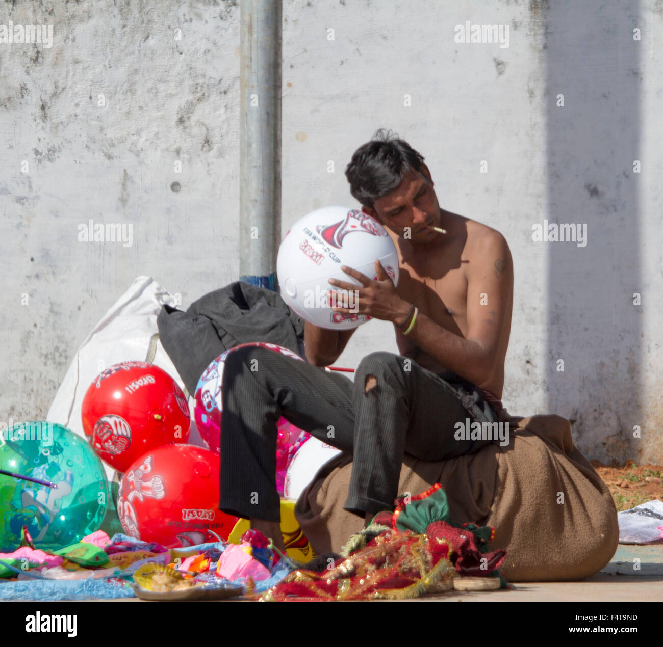 India. 22nd Oct, 2015. Ganja, 25 years old from Nagpur in Maharasthra checking balloon to chek air during the Dushreha festival at Dharamshala on Thursday. He sell 12-13 balloon per day and other plastic articles for children and earn 1000 rupees per day to feed his family of 4 members. He said that he moves around the year in different part of country to sell these items. © Shailesh Bhatangar/Pacific Press/Alamy Live News Stock Photo