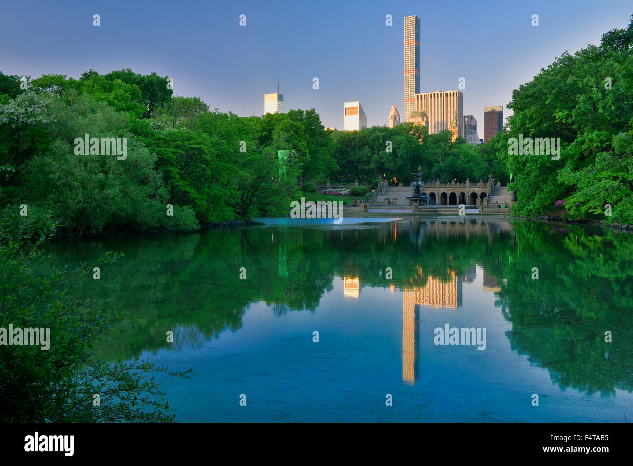 USA, East Coast, New York, Manhattan, Upper Westside, Central Park, Skyline with pond and