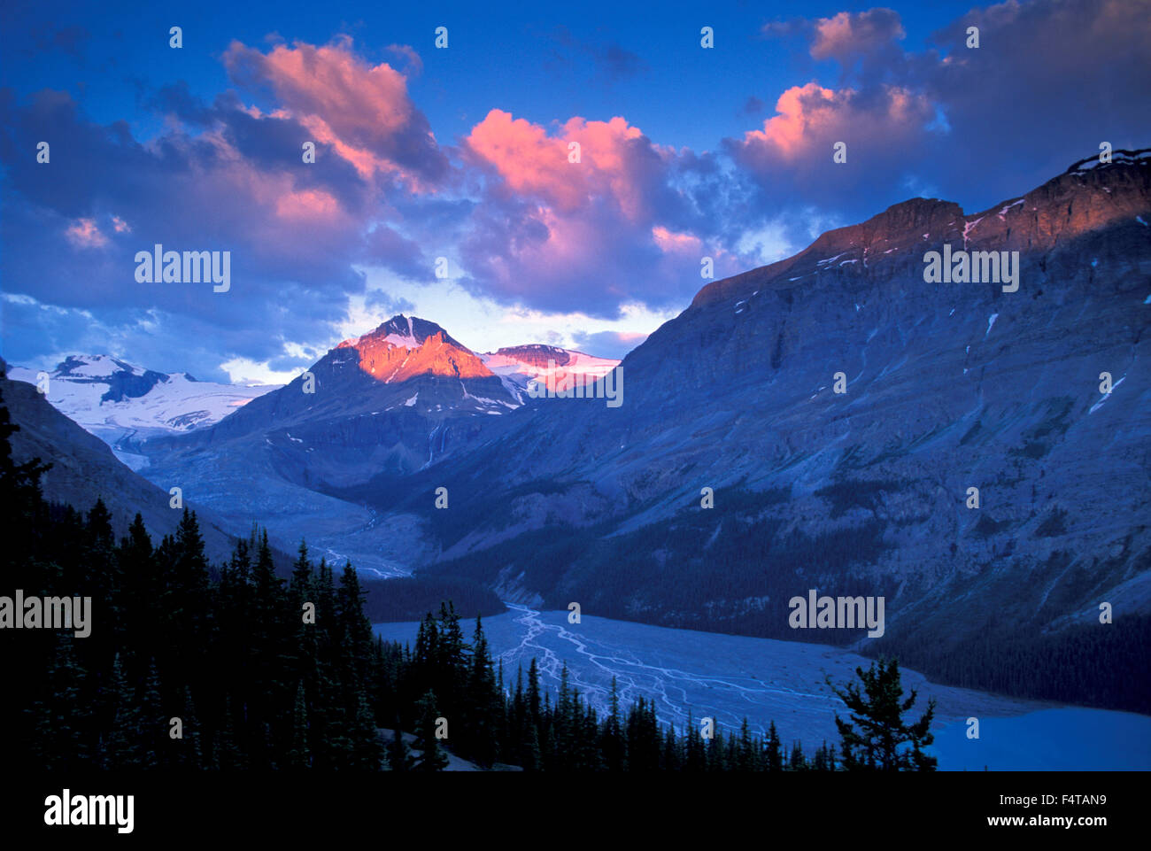 Baker lake canada hi-res stock photography and images - Alamy