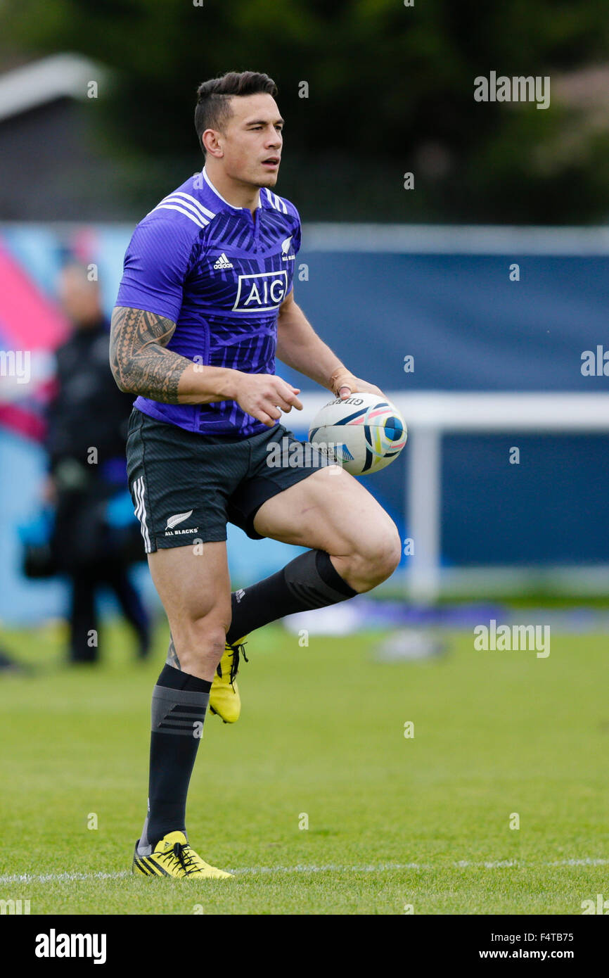 Sunbury, UK. 22nd Oct, 2015. New Zealand team training session ahead of their semi-final against South Africa on Oct 24th. New Zealand centre Sonny Bill Williams warms up © Action Plus Sports/Alamy Live News Stock Photo