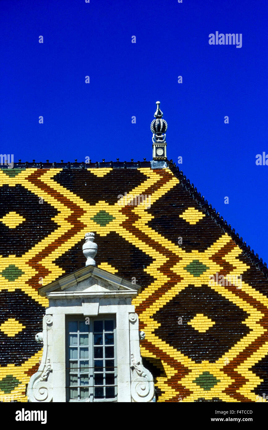 Detail of the Hospice de Beaune highly coloured and decorative roof tiles. Hotel Dieu, Beaune, Burgundy, Cote D'or, France Stock Photo