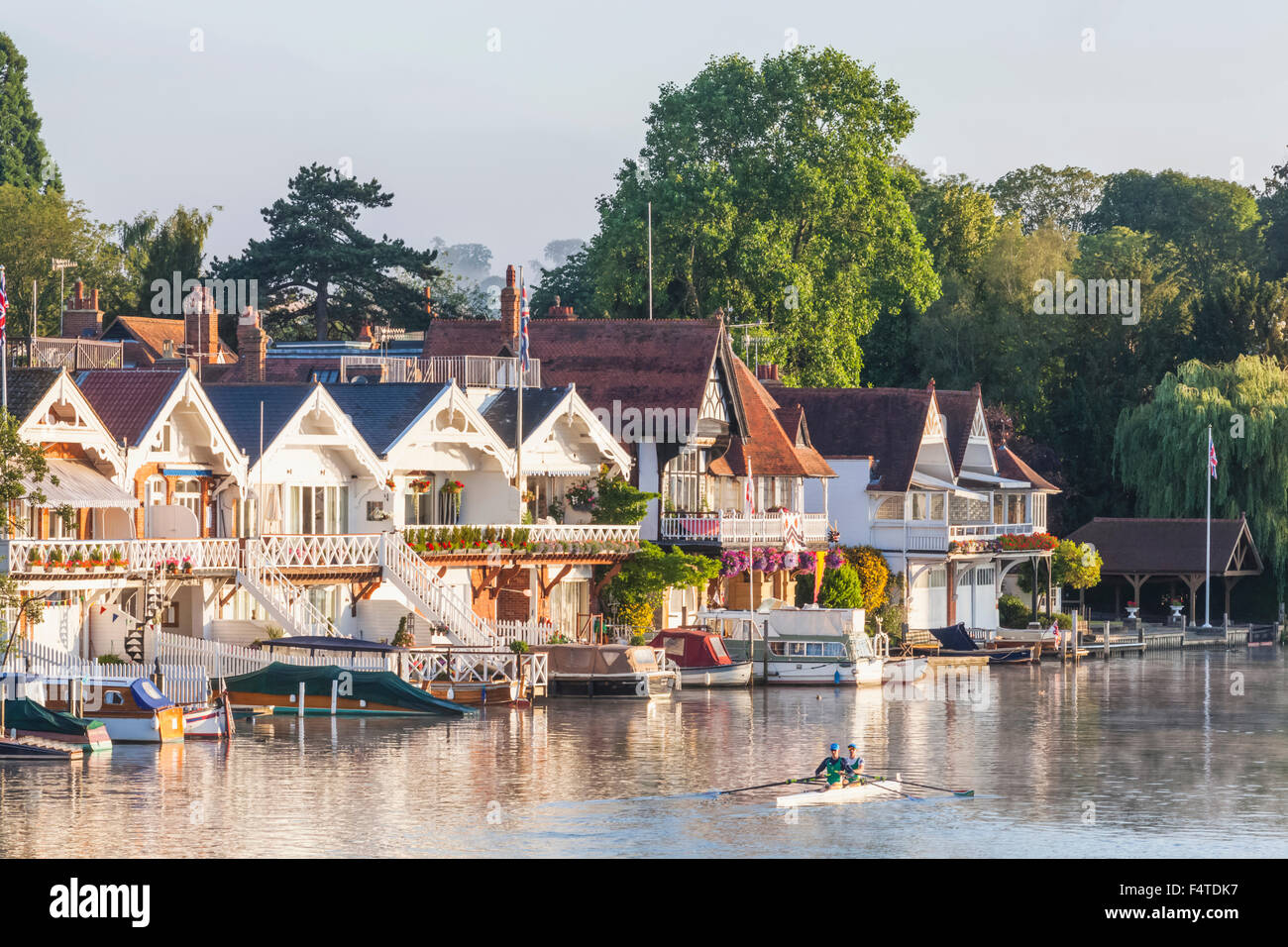 England, Oxfordshire, Henley-on-Thames, Boathouses and Rowers on River Thames Stock Photo