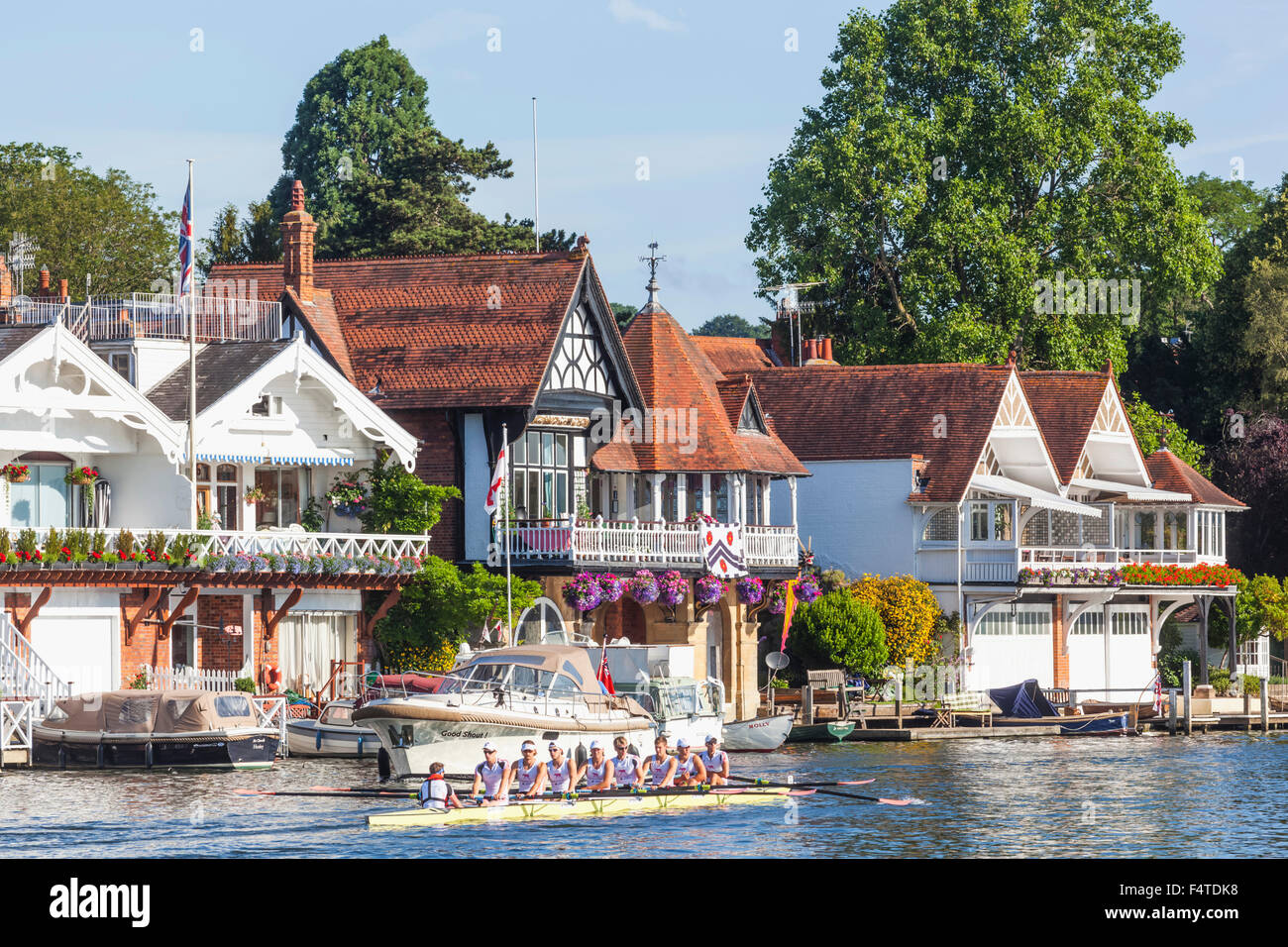 England, Oxfordshire, Henley-on-Thames, Boathouses and Rowers on River Thames Stock Photo