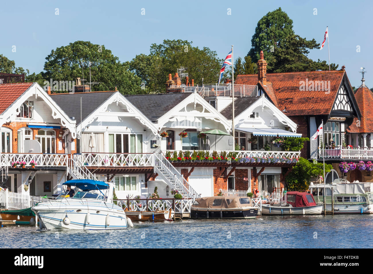 England, Oxfordshire, Henley-on-Thames, Boathouses and Rowers on River Thames Stock Photo