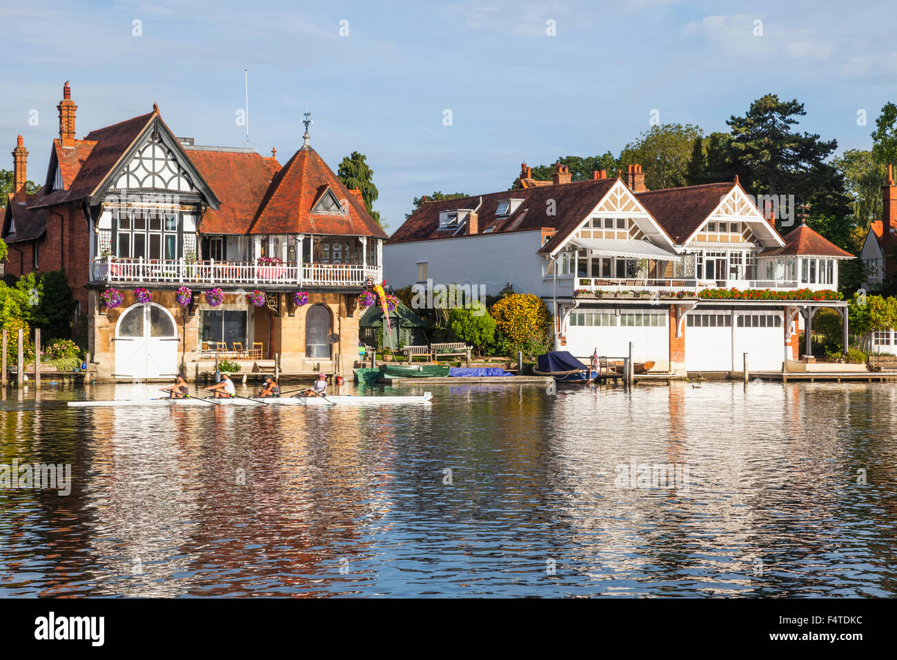 England, Oxfordshire, Henley-on-Thames, Boathouses and Rowers on River Thames Stock Photo