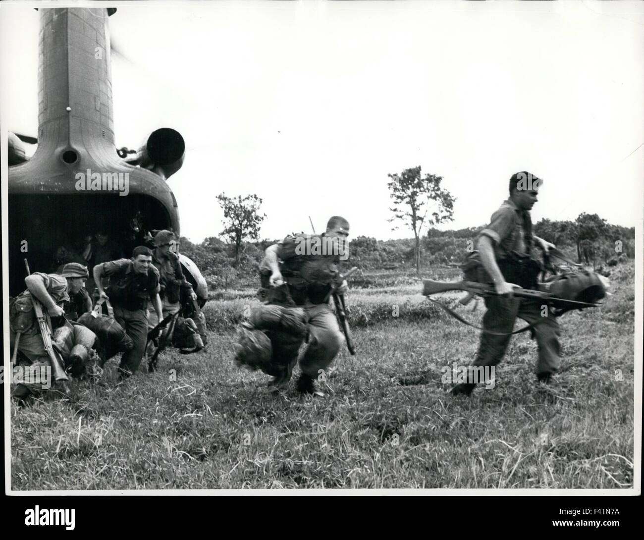 1963 - Australian troops of the ''Baby Battalion'' known as ''The Fighting 6th'' pour out of a Chinook transport. © Keystone Pictures USA/ZUMAPRESS.com/Alamy Live News Stock Photo