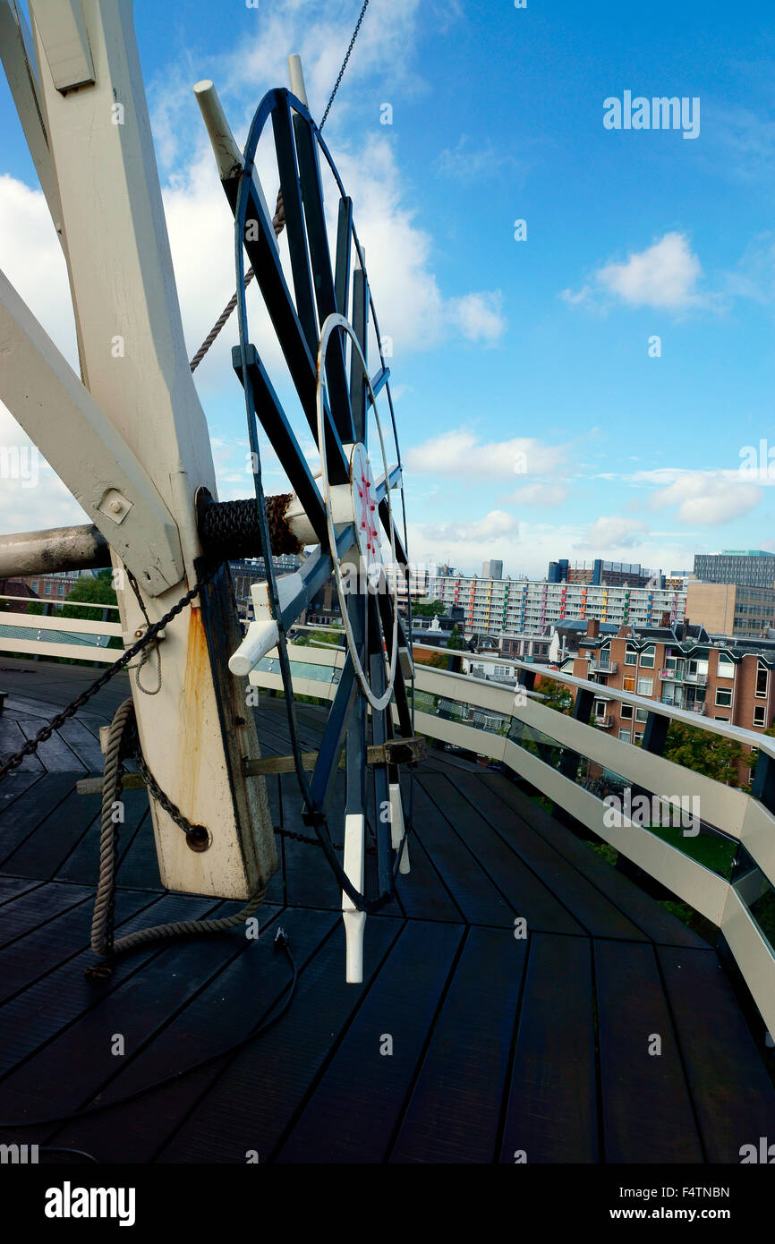 THE TILLER / STEERING WHEEL TO TURN THE CAP INTO WIND Stock Photo Alamy