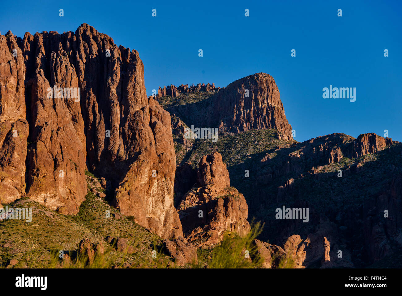 Camping paar mit erfinderischen Wassersack, Superstition Mountains,  Arizona, USA Stockfotografie - Alamy