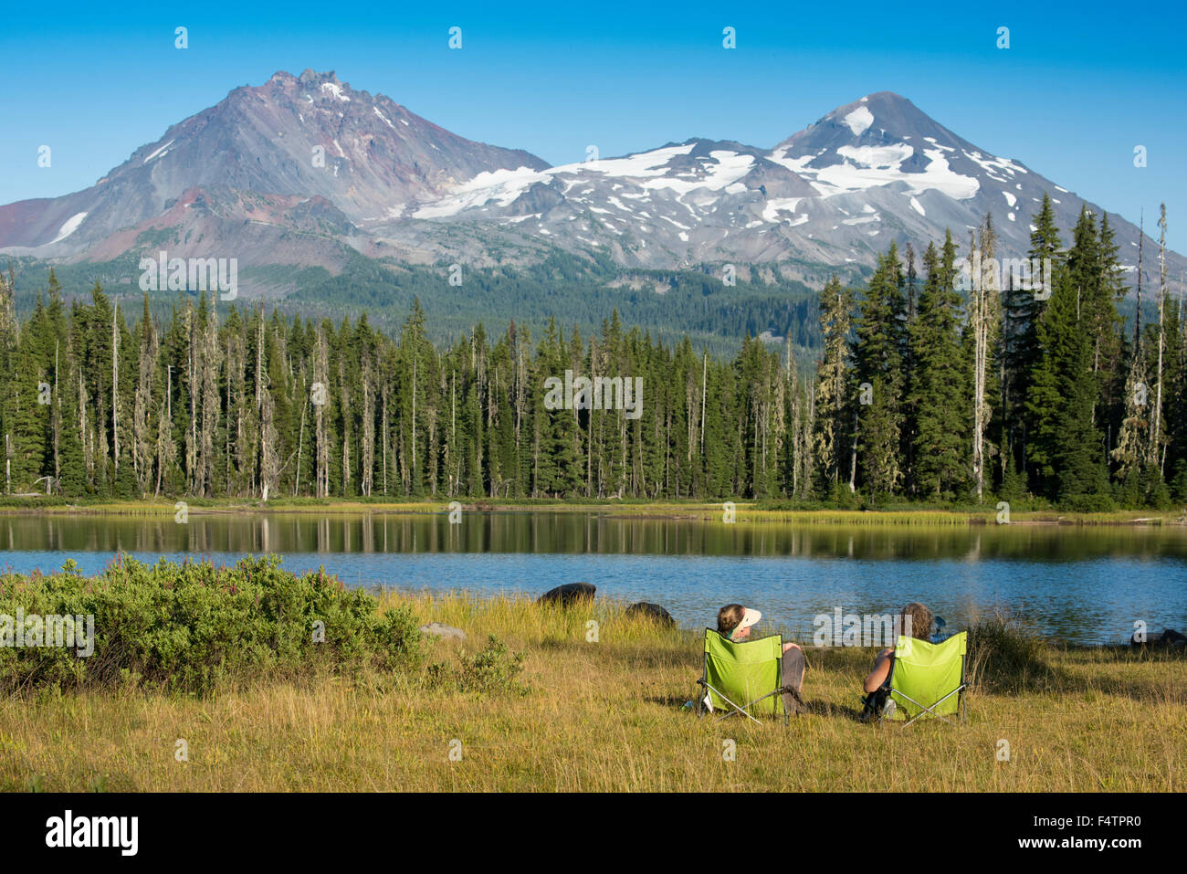 USA, Oregon, Lane County, Willamette, National Forest, Scott Lake, two women sitting in chairs Stock Photo