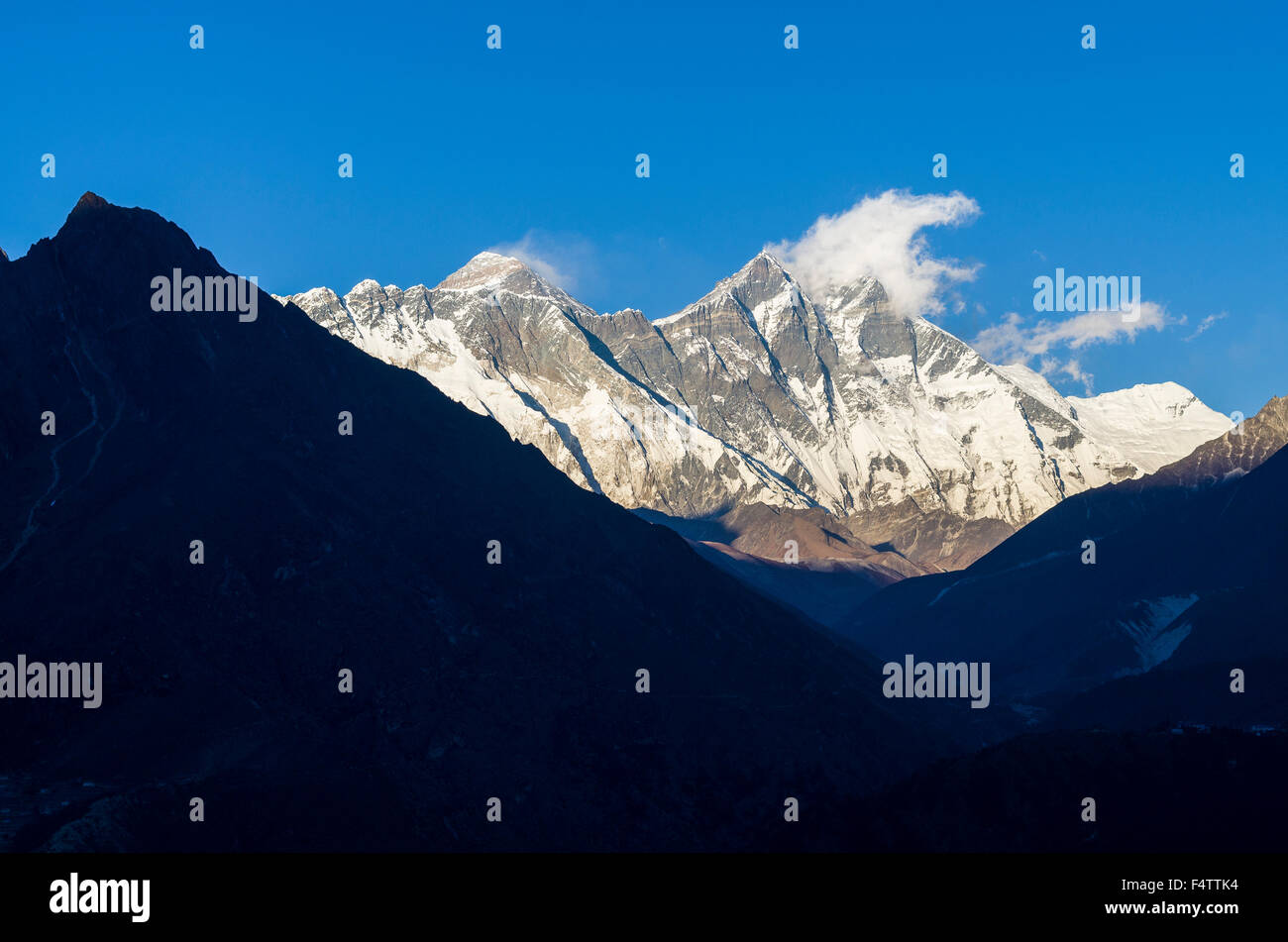 Mount Everest and Lhotse Mountains, the highest mountains of the world, in Solo Khumbu region Stock Photo
