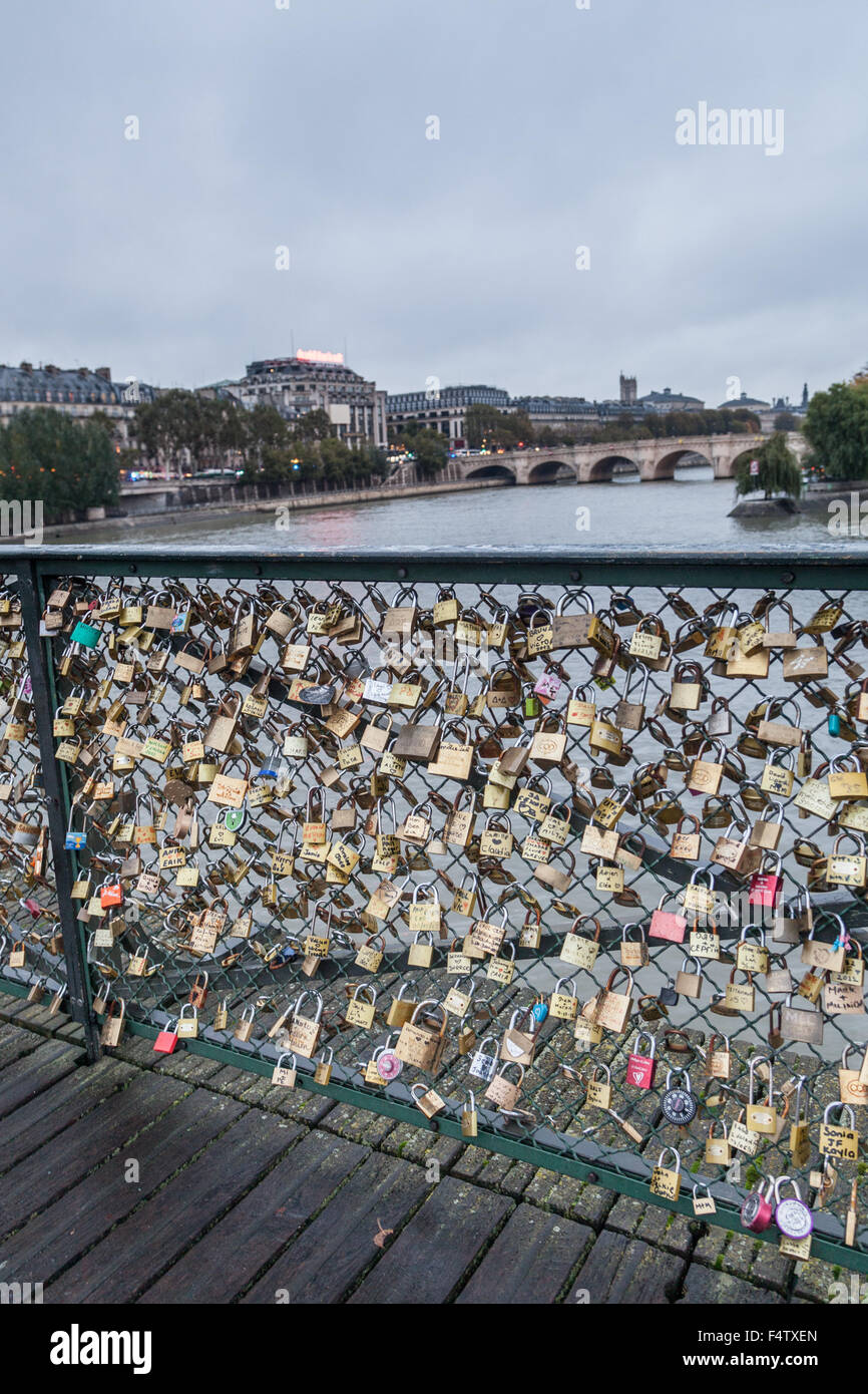 Love Locks Pont Neuf Paris, cadenas d'amour Stock Photo - Alamy
