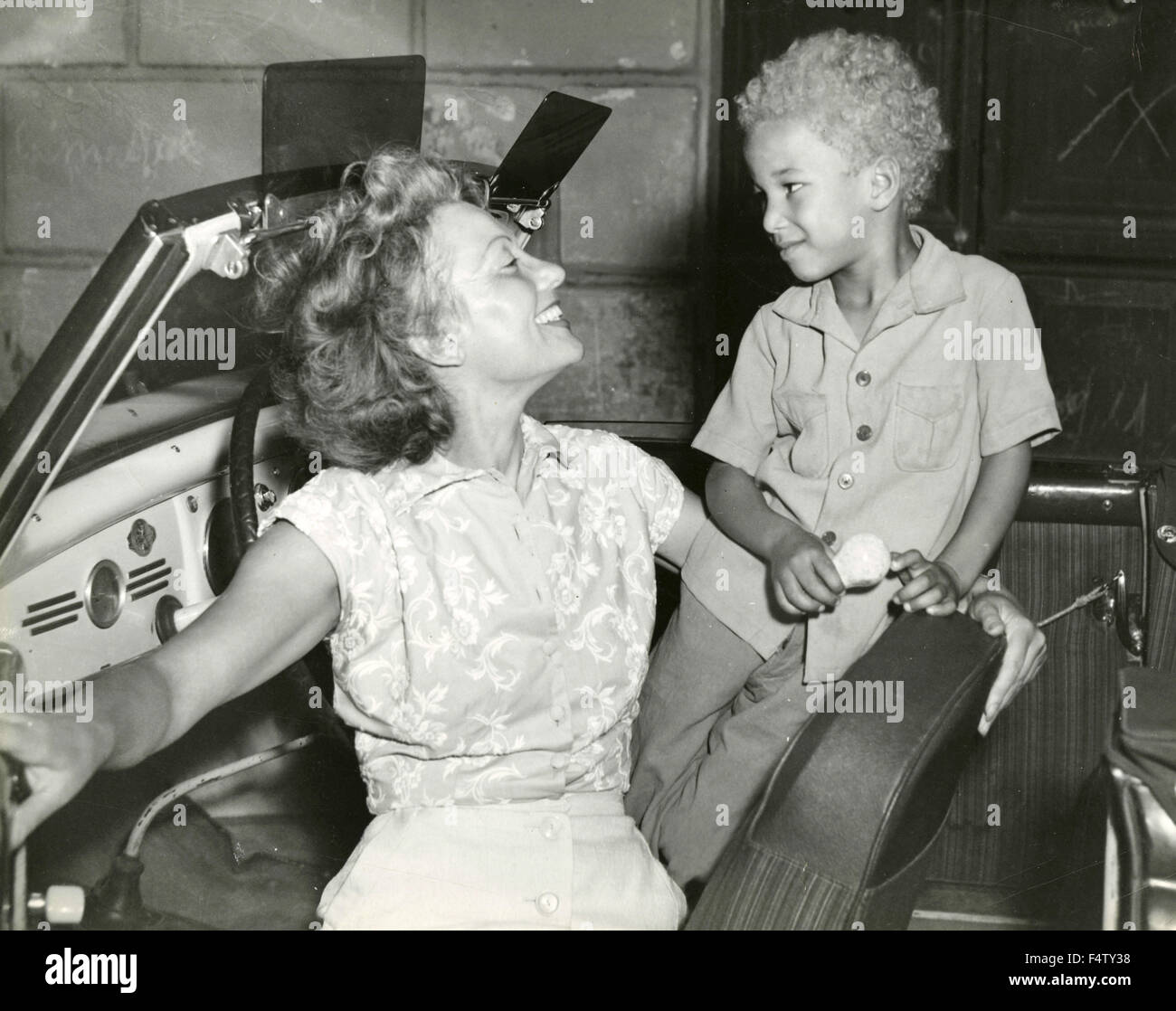 Italian actress with the child actor Angelo Maggio in the car on the set of the movie 'Angelo tra la folla' Stock Photo