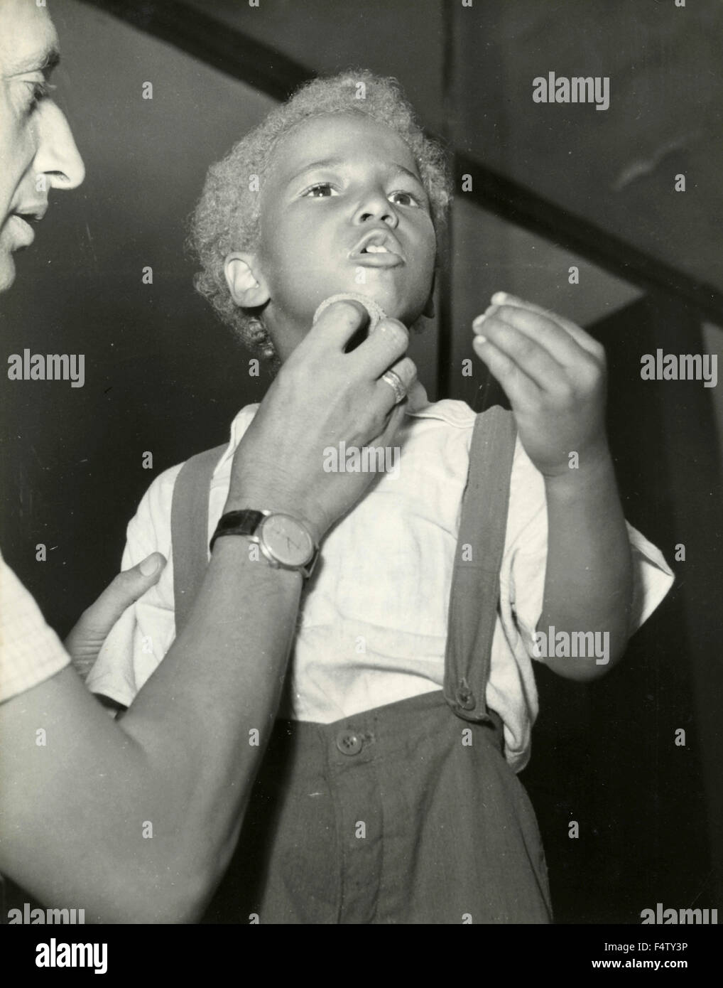 The child actor Angelo Maggio in the makeup on the set of the movie 'Angelo tra la folla', Italy Stock Photo