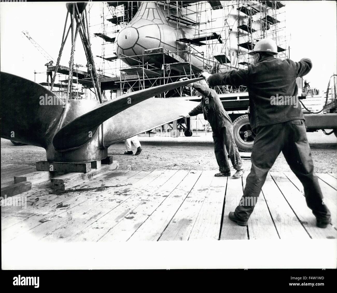1976 - Workers with propeller for bulb carrier under construction ...