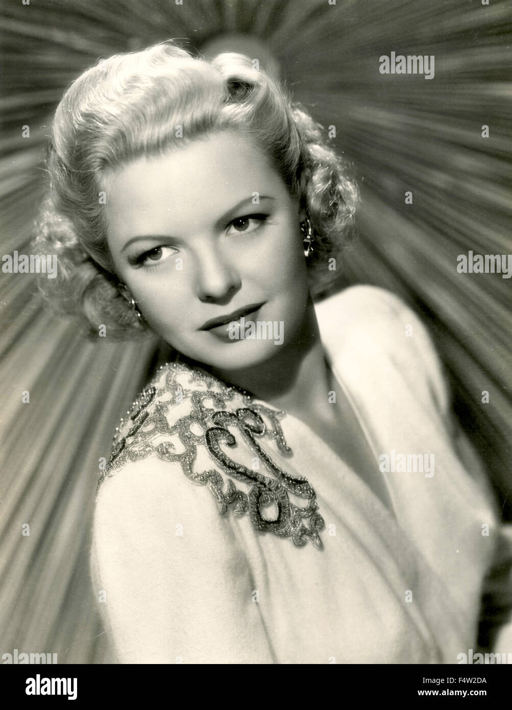 The American actress Marjorie Reynolds in a white dress Stock Photo