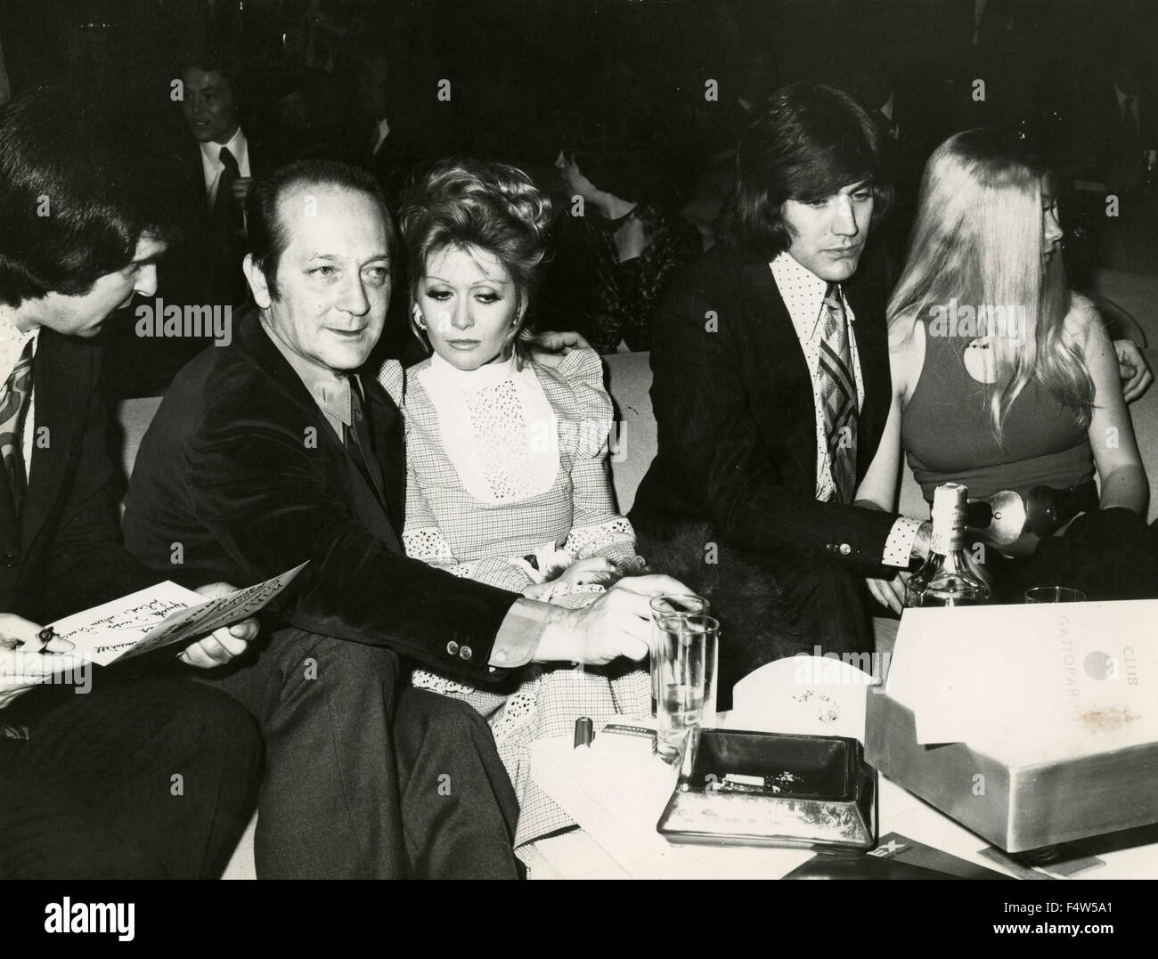 The singer Mal of the Primitives with friends at a table in the nightclub 'Il Gattopardo', Rome, Italy Stock Photo