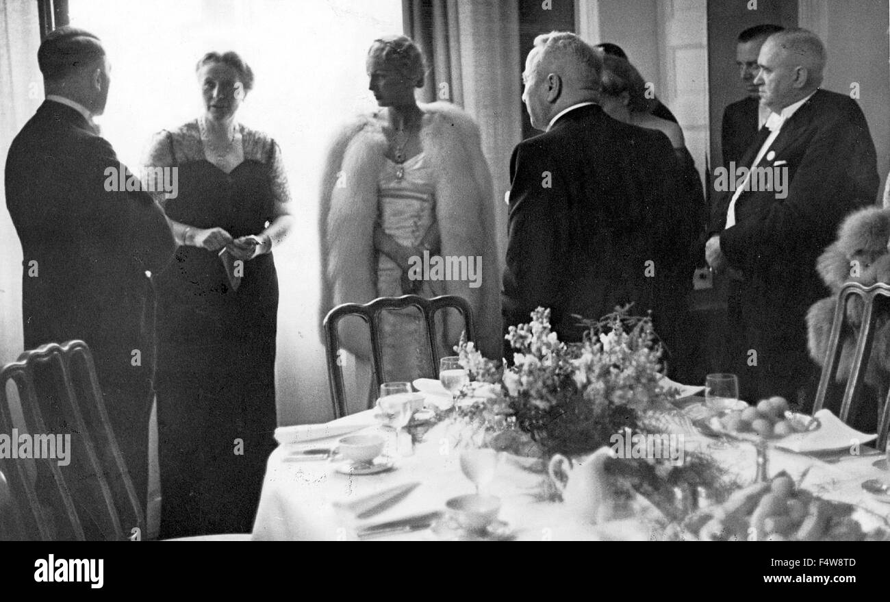 Adolf Hitler (li.) im Gespräch mit Winifred Wagner, Inga Ley, Robert Ley, der bayerische Ministerpräsident Siebert und Julius Schaub. Stock Photo