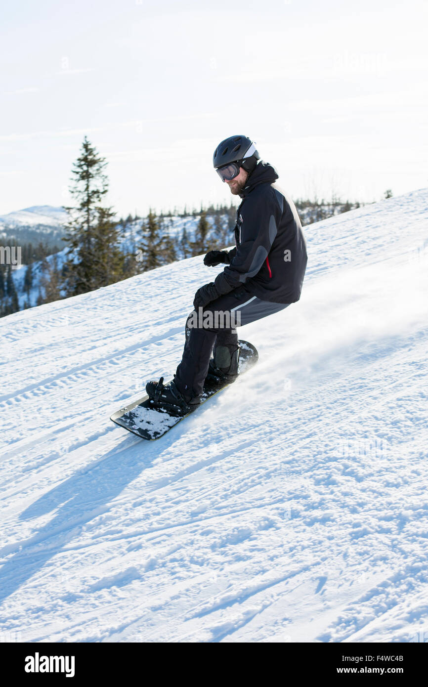 Sweden, Harjedalen, Vemdalen, Man ridding on snowboard Stock Photo Alamy
