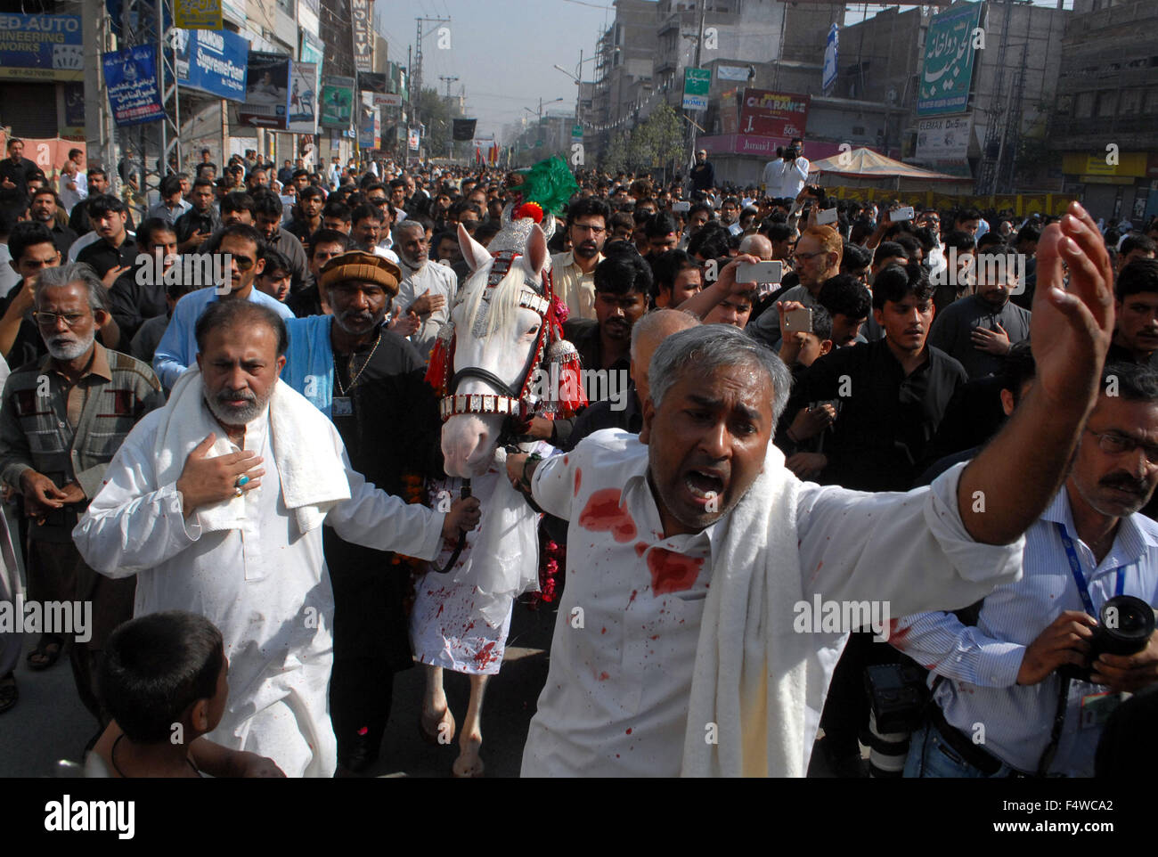 Peshawar. 23rd Oct, 2015. Pakistani Shiite Muslims attend a religious ...