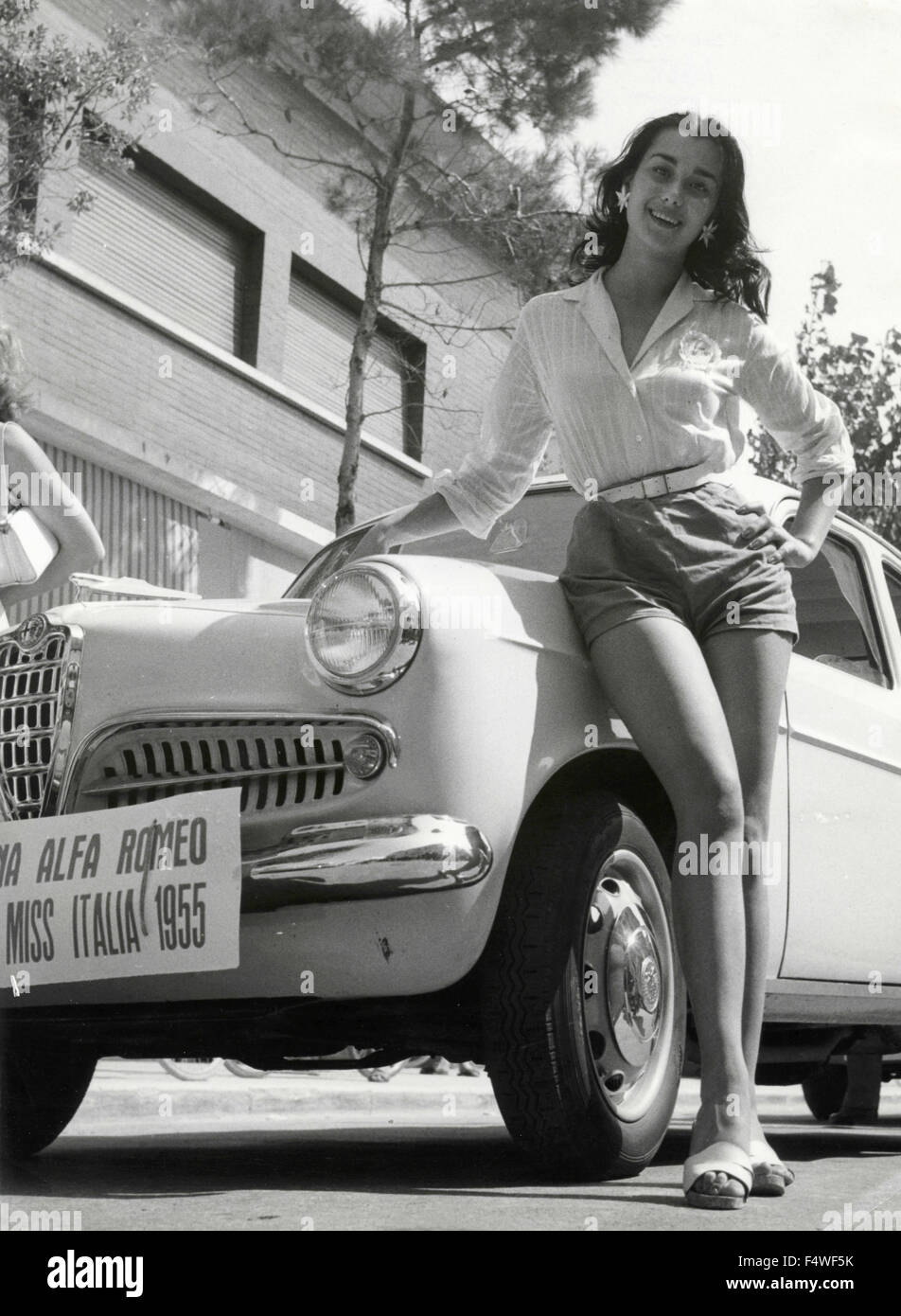 Miss Italy 1955 Tocci Brunella next to a Alfa Romeo Giulietta car Stock Photo