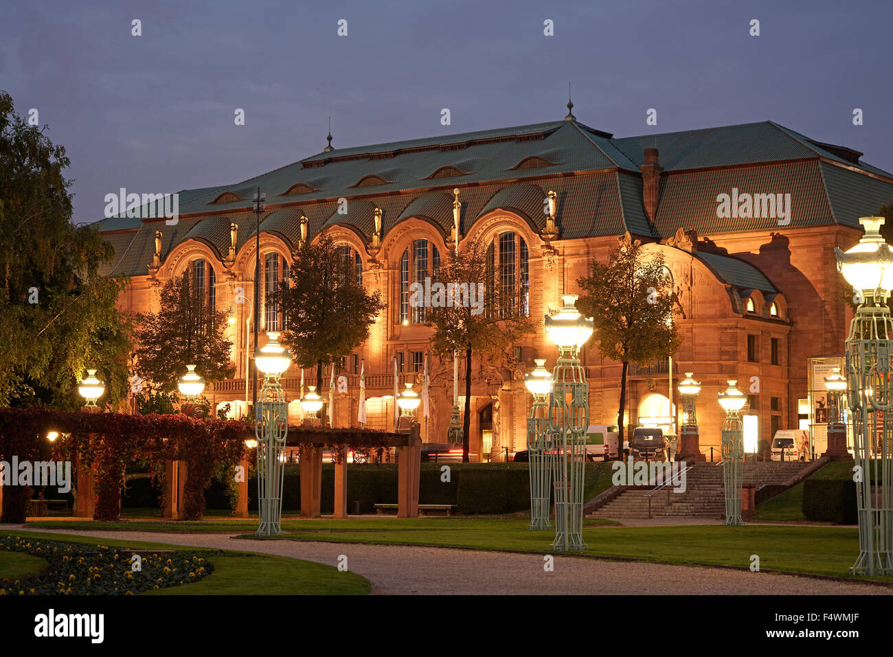 mcon Congress Center Rosengarten in Mannheim in der Abenddämmerung
