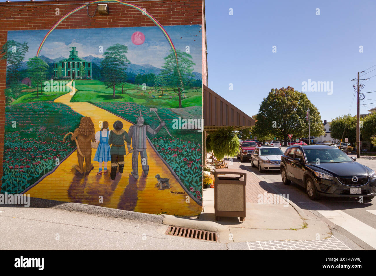 A mural of the the Wizard of Oz painted on the side of a building in the tiny village of Burnsville, North Carolina. Burnsville is the start of the Quilt Trail which honors handmade quilt designs of the rural Appalachian region. Stock Photo