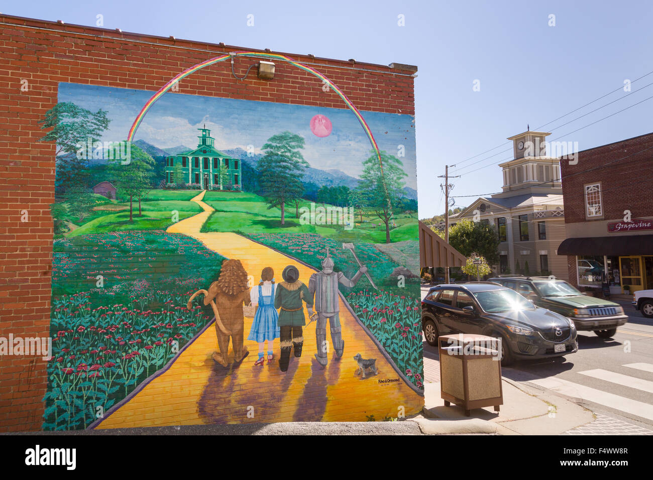 A mural of the the Wizard of Oz painted on the side of a building in the tiny village of Burnsville, North Carolina. Burnsville is the start of the Quilt Trail which honors handmade quilt designs of the rural Appalachian region. Stock Photo