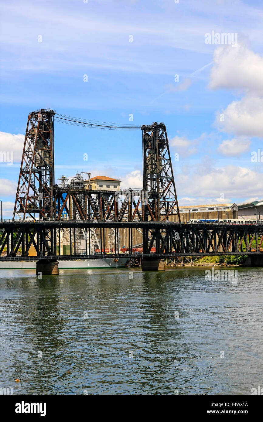 The 1912 Steel bridge, a double-deck vertical-lift bridge across the Willamette River in Portland Oregon Stock Photo