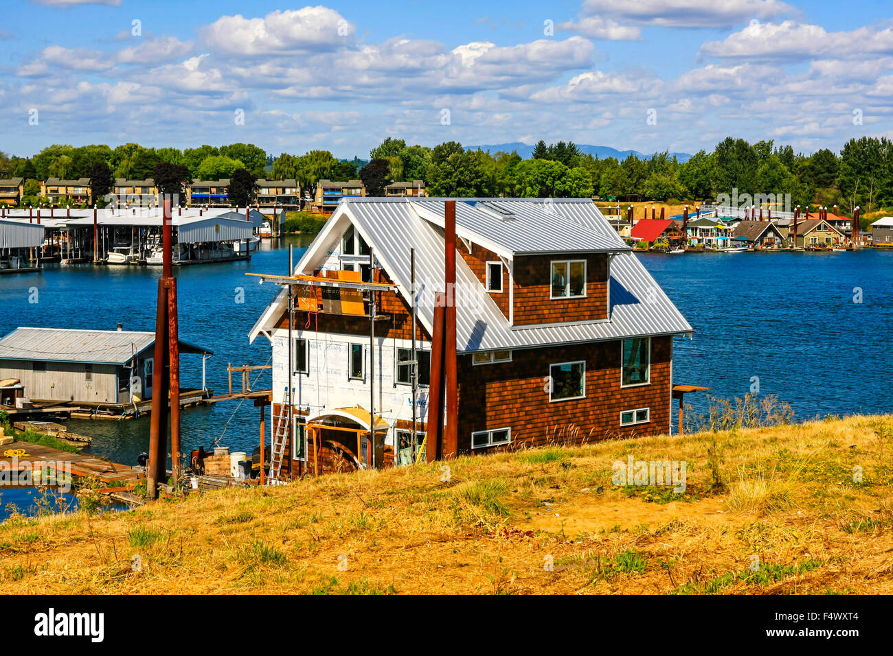 Houseboats and boat tie ups around Hayden island on the Columbia River