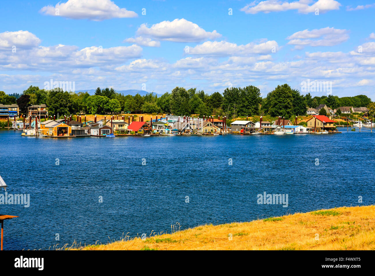 Houseboats and boat tie ups around Hayden island on the Columbia River